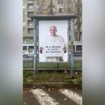 ‘In un mondo di odio, sii Francesco’: il manifesto dell’artista Andrea Villa a Torino