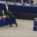 Ucraina, M5S contro von der Leyen: Della Valle consegna bandiera Ue e della pace in Commissione Europea