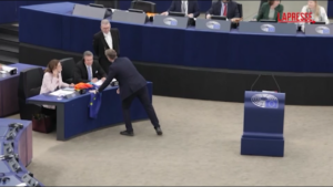 Ucraina, M5S contro von der Leyen: Della Valle consegna bandiera Ue e della pace in Commissione Europea
