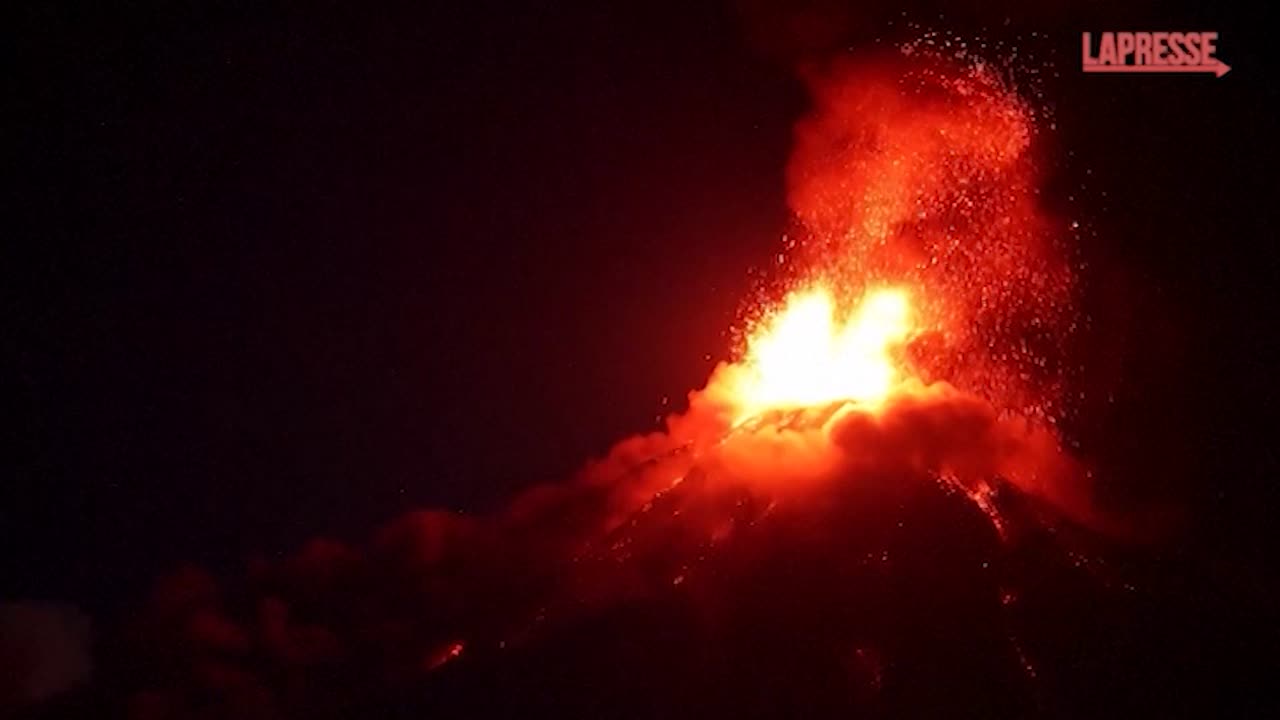 Guatemala, erutta il Volcan del Fuego: a rischio 30mila persone