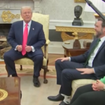 Usa, Trump distratto dalla calze con i trifogli di Vance: “Non riesco a concentrarmi”