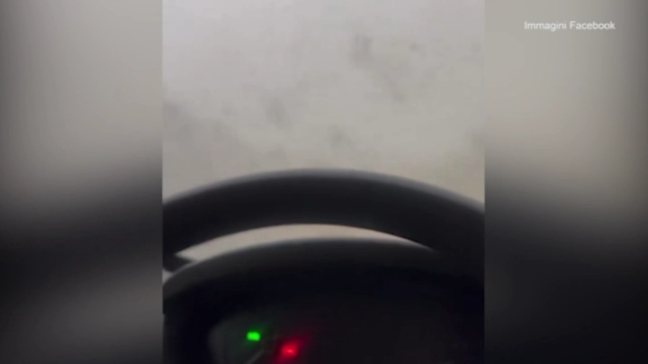 Florida, donna intrappolata in auto durante un tornado: il video sui social