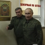 Russia, Putin in mimetica in visita ai comandi militari del Kursk