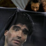 Maradona, foto shock al processo per la morte del ‘Pibe’: Diego con il ventre gonfio