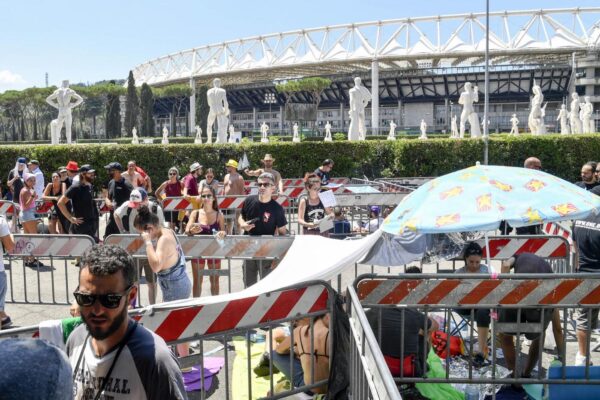 Fans degli U2 in attesa di entrare al concerto dell Stadio Olimpico