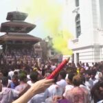 Nepal, migliaia di persone a Katmandu per l’Holi Festival