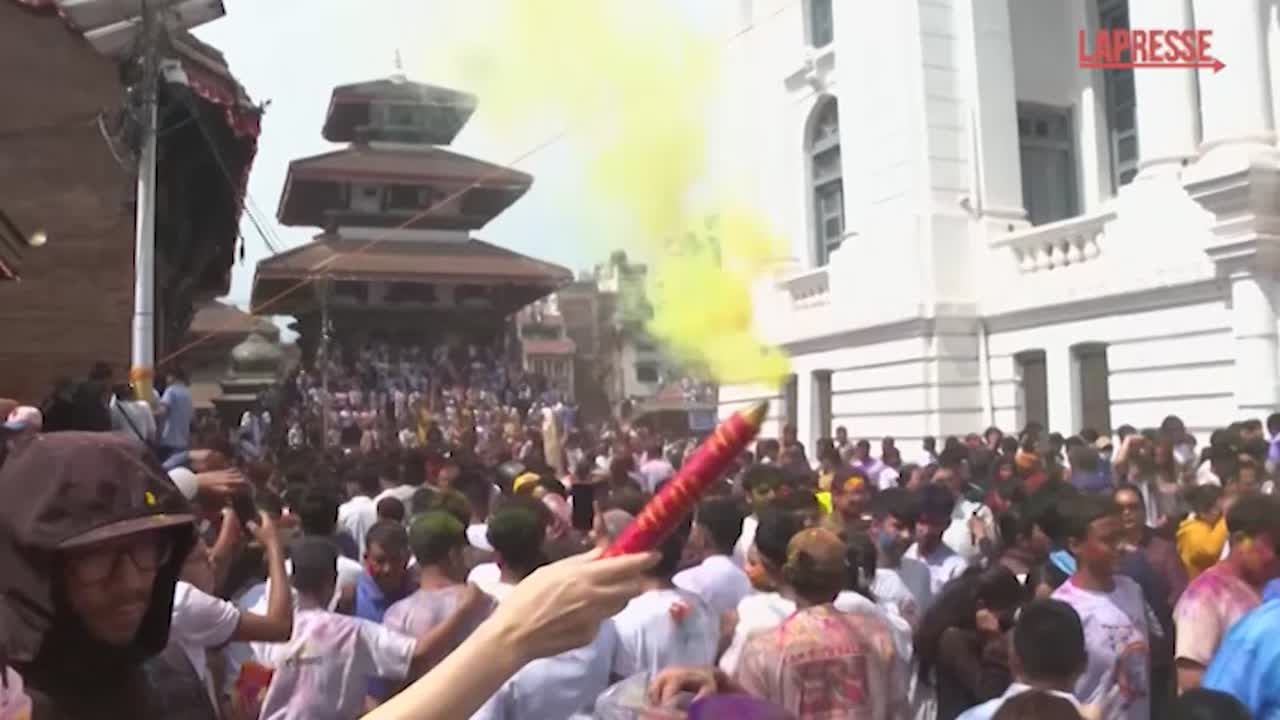 Nepal, migliaia di persone a Katmandu per l’Holi Festival