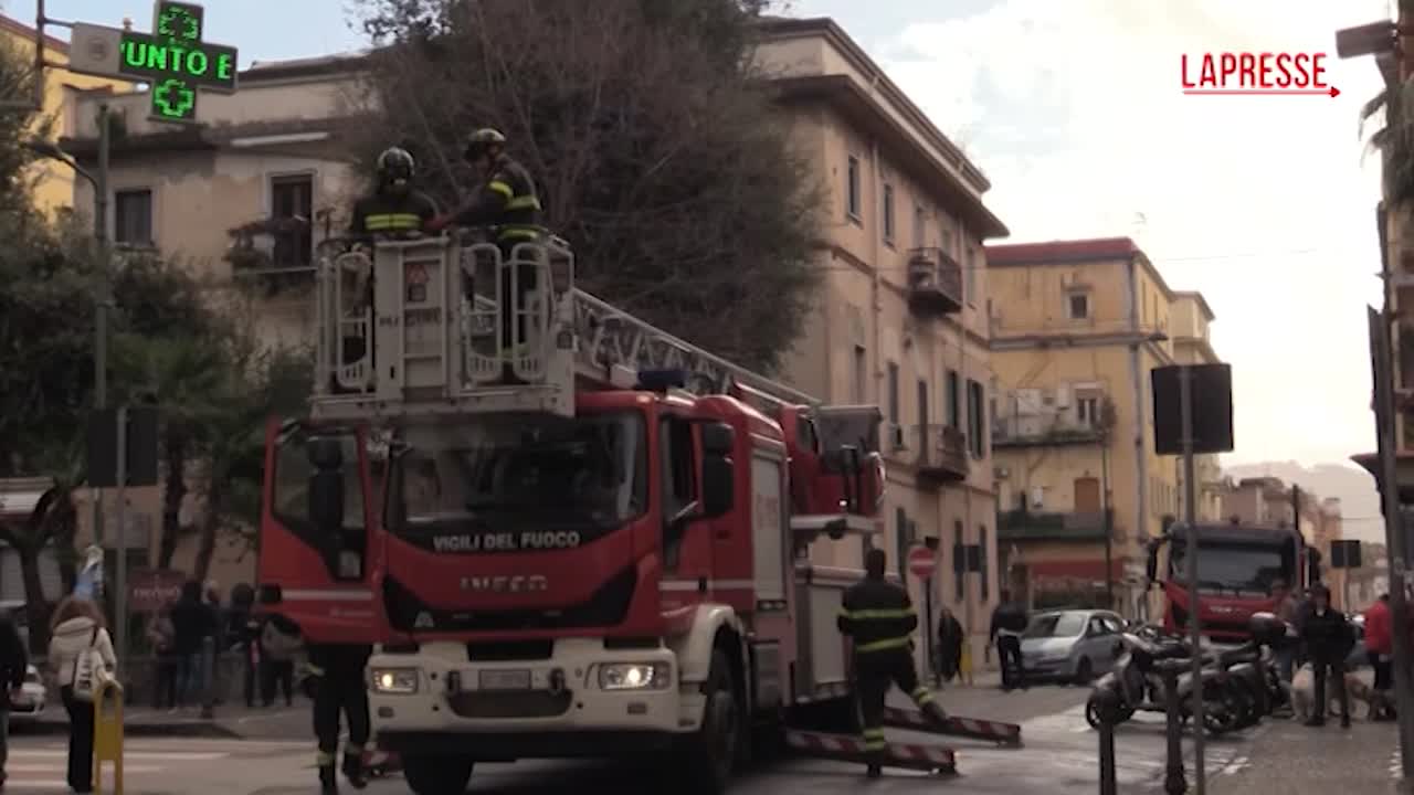 Terremoto Campi Flegrei, a Bagnoli vigili del fuoco al lavoro per mettere in sicurezza edifici lesionati