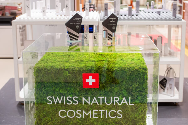 Arriva in Italia con Kenzai Cosmetics la crema anti-age contro la luce blu del cellulare