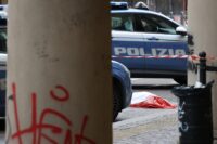 Bologna, Via Irnerio, ipotesi di suicidio, rilievi della polizia Scientifica