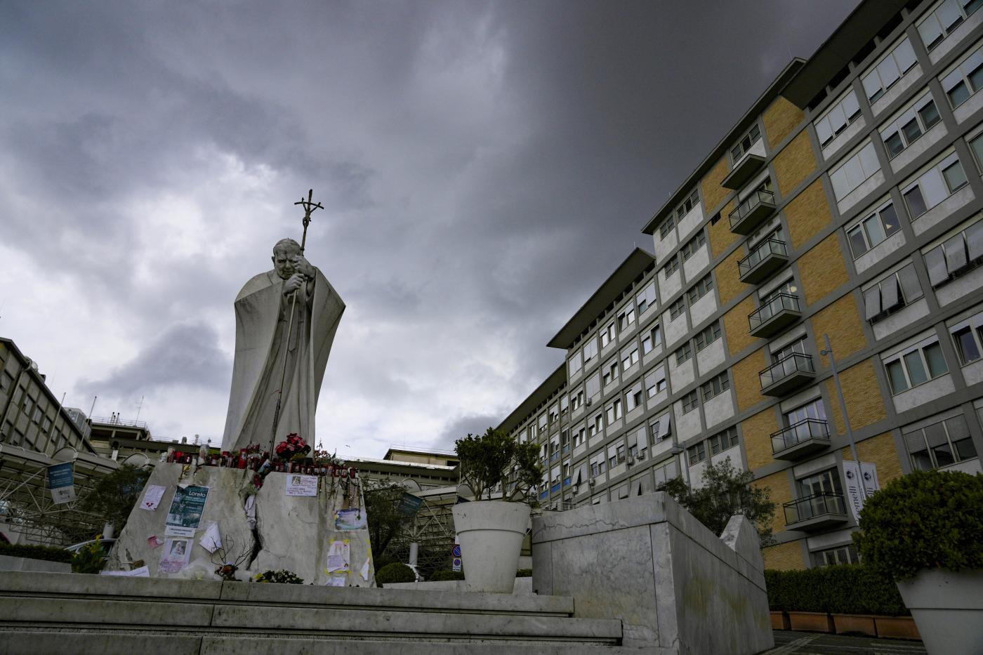 Papa Francesco, recupero “lento” e nessun bollettino: “Dimissioni non imminenti”