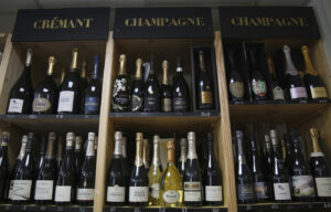 Trump minaccia l'Ue: 'Dazi del 200% su vini e champagne'