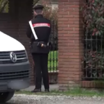 Donna uccisa in casa a Pavia, carabinieri portano via il cane