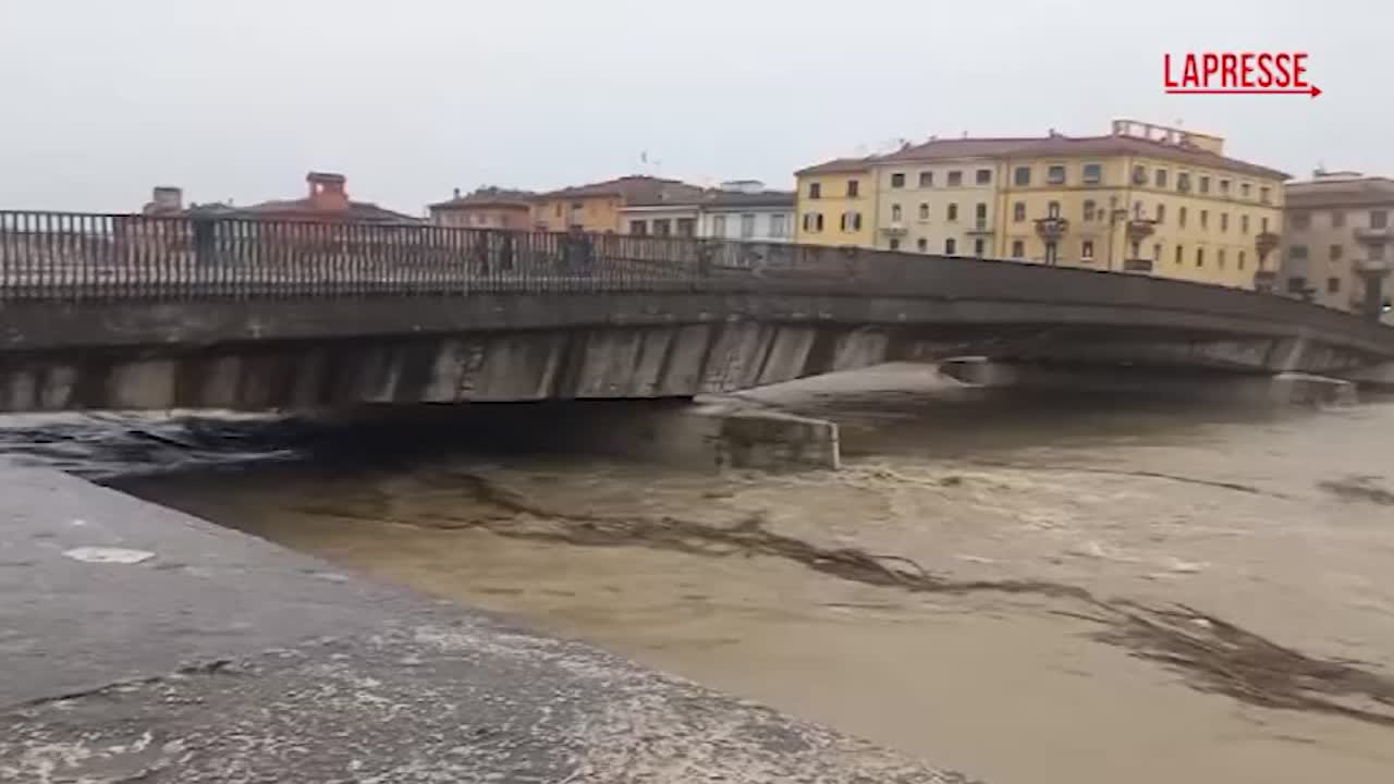 Maltempo a Pisa, fiume in piena: le immagini dal lungarno