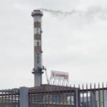 Torino, Extinction Rebellion sulla ciminiera della Leonardo: la protesta contro ReArm Europe