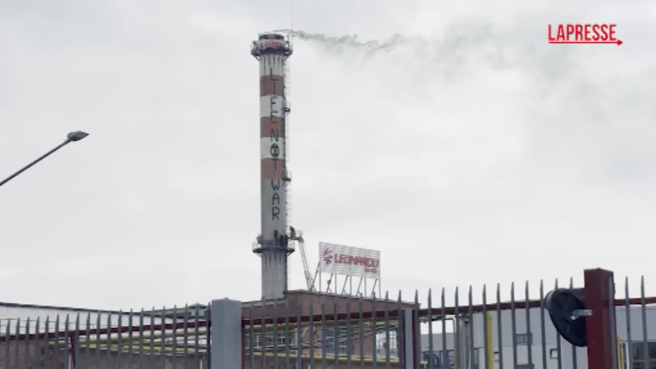 Torino, Extinction Rebellion sulla ciminiera della Leonardo: la protesta contro ReArm Europe