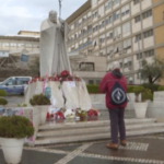 Papa Francesco, un mese fa il ricovero: continua l’omaggio dei fedeli al Gemelli