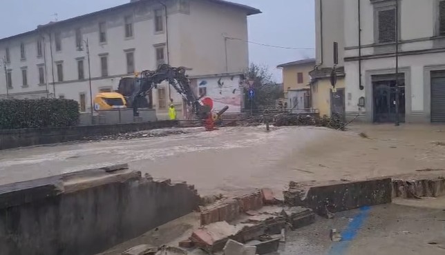 Maltempo Toscana ed Emilia-Romagna, l’Arno continua a salire: allerta rossa