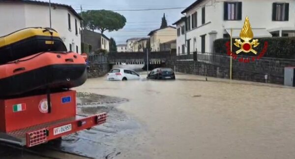 Maltempo Toscana, esonda il Rimaggio a Sesto Fiorentino. Il sindaco: “Spostarsi a piani alti”