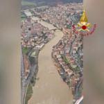 Maltempo Toscana, elicottero dei vigili del fuoco monitora l’Arno nel fiorentino