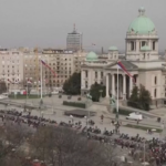 Serbia, folla di persone arriva in centro a Belgrado per la grande manifestazione contro governo