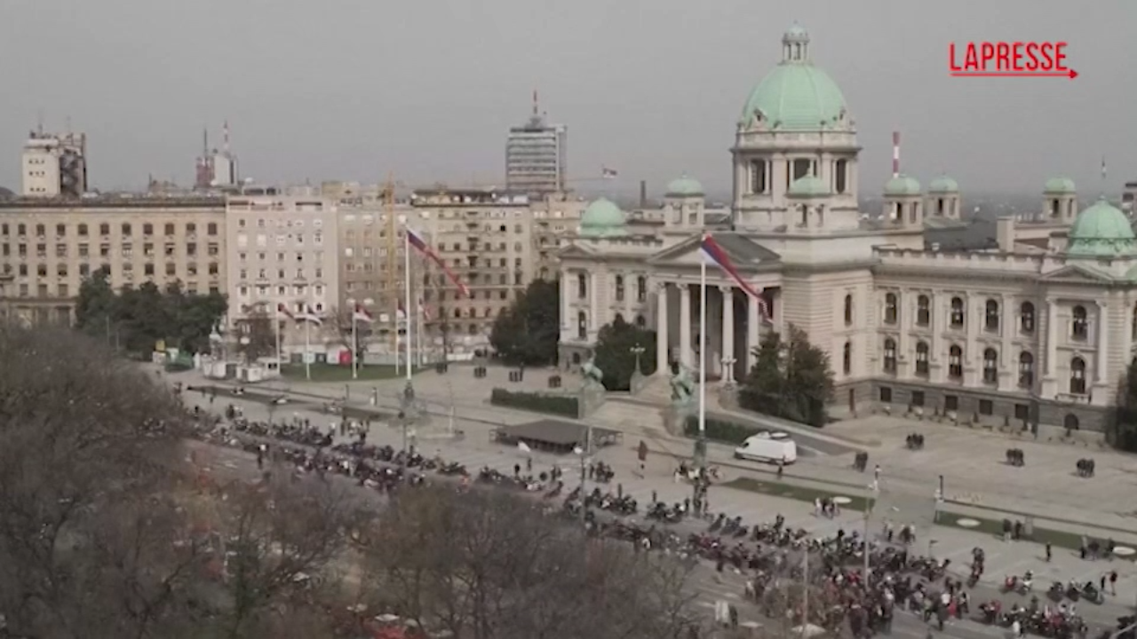 Serbia, folla di persone arriva in centro a Belgrado per la grande manifestazione contro governo