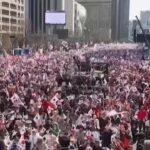 Corea del Sud, folla immensa di manifestanti a Seul: in piazza sostenitori e oppositori di Yoon Suk Yeol