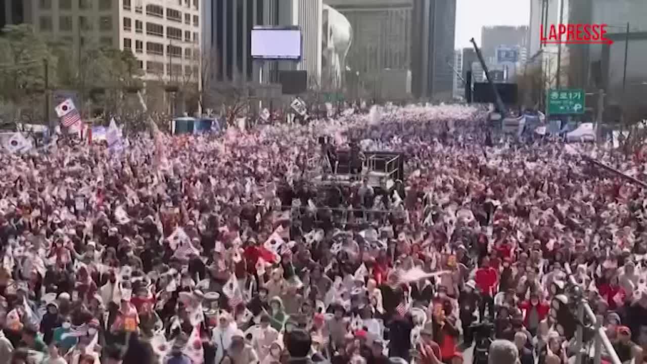 Corea del Sud, folla immensa di manifestanti a Seul: in piazza sostenitori e oppositori di Yoon Suk Yeol