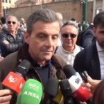 Ue, Calenda in piazza a Roma: “Bene idee diverse. Bandiera della pace è anche la mia”