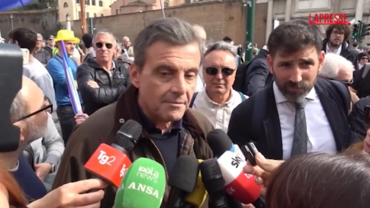 Ue, Calenda in piazza a Roma: “Bene idee diverse. Bandiera della pace è anche la mia”