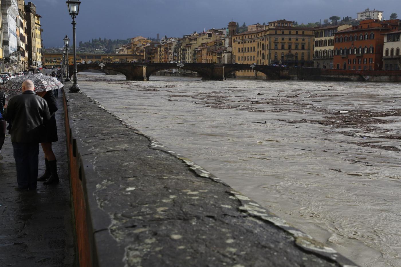 Maltempo in Toscana, l’Arno non fa più paura, ma la Regione chiede lo stato di emergenza nazionale