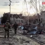 Ucraina, soldati russi mostrano una città riconquistata nel Kursk: distesa di macerie per le strade