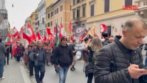 Difesa Ue, Roma: in centinaia in piazza Barberini per manifestare contro il riarmo