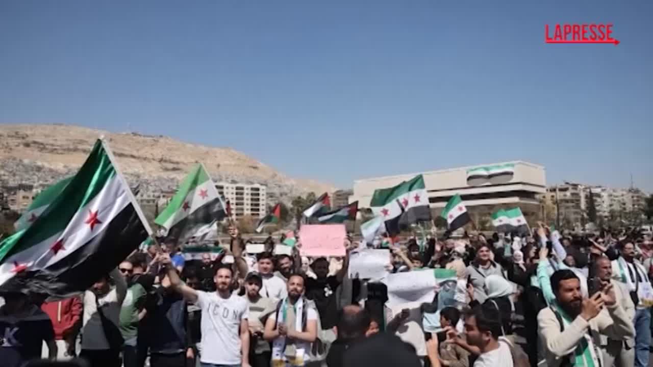 Siria, 14 anni dalle prime proteste contro Assad: oggi la prima celebrazione dopo la caduta del regime