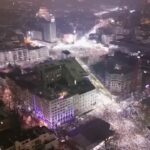 Belgrado, marea umana in piazza: la protesta silenziosa dei telefoni