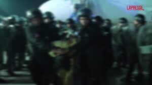 Usa, l’amministrazione Trump deporta centinaia di migranti in El Salvador: il video shock