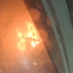 Ucraina, un edificio prende fuoco dopo un attacco russo: le immagini dalla bodycam dei pompieri