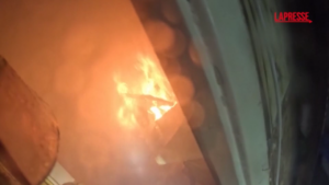 Ucraina, un edificio prende fuoco dopo un attacco russo: le immagini dalla bodycam dei pompieri
