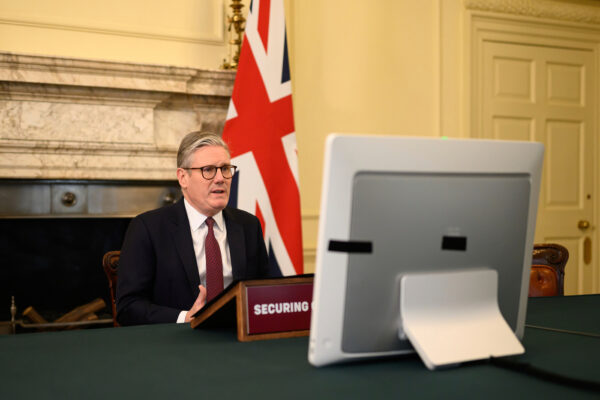 Il primo ministro britannico Keir Starmer alla riunione in videoconferenza della coalizione dei 'volenterosi'