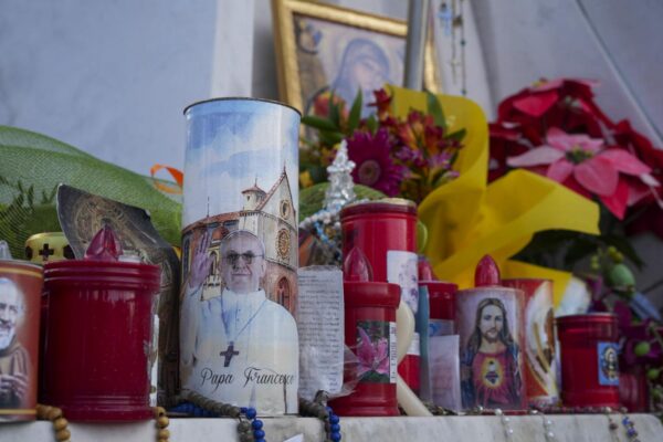 Candele per Papa Francesco fuori dall'ospedale Gemelli di Roma, dove il Pontefice è ricoverato per una polmonite