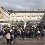 Papa Francesco, la “carezza” dei bambini all’ospedale Gemelli