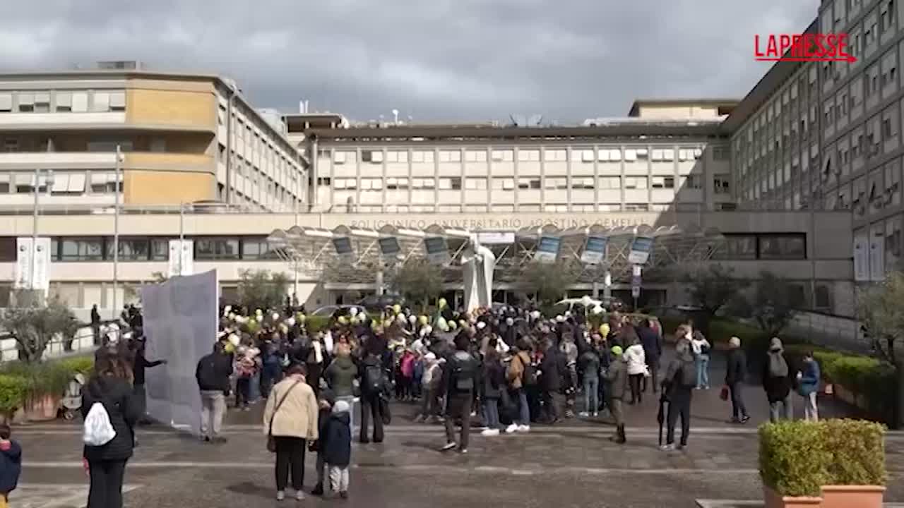 Papa Francesco, la “carezza” dei bambini all’ospedale Gemelli