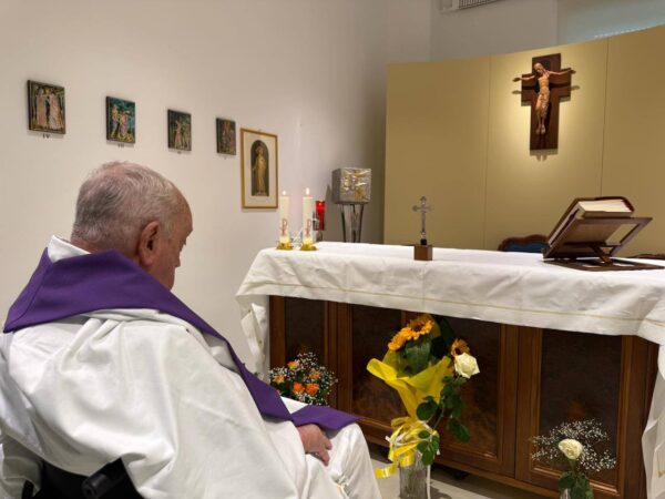 Papa Francesco, la Santa Sede diffonde la prima foto dal Gemelli dopo il ricovero