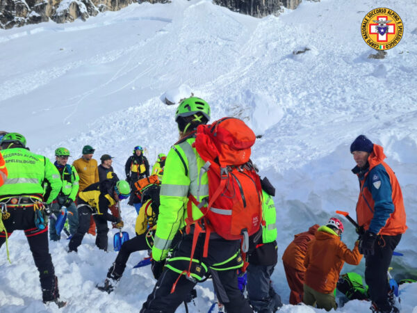 Belluno, valanga sulle Dolomiti travolge tre sciatori: due sono in gravi condizioni