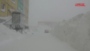 Russia, maxi tempesta di neve in Siberia: per strada cumuli alti un metro