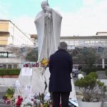Papa Francesco ancora ricoverato al Gemelli, le immagini fuori dall’ospedale