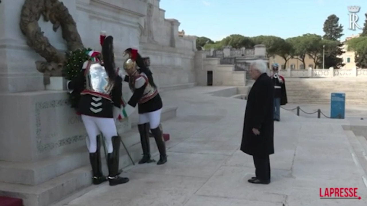 Giornata Unità Nazionale, Mattarella depone una corona all’Altare della Patria