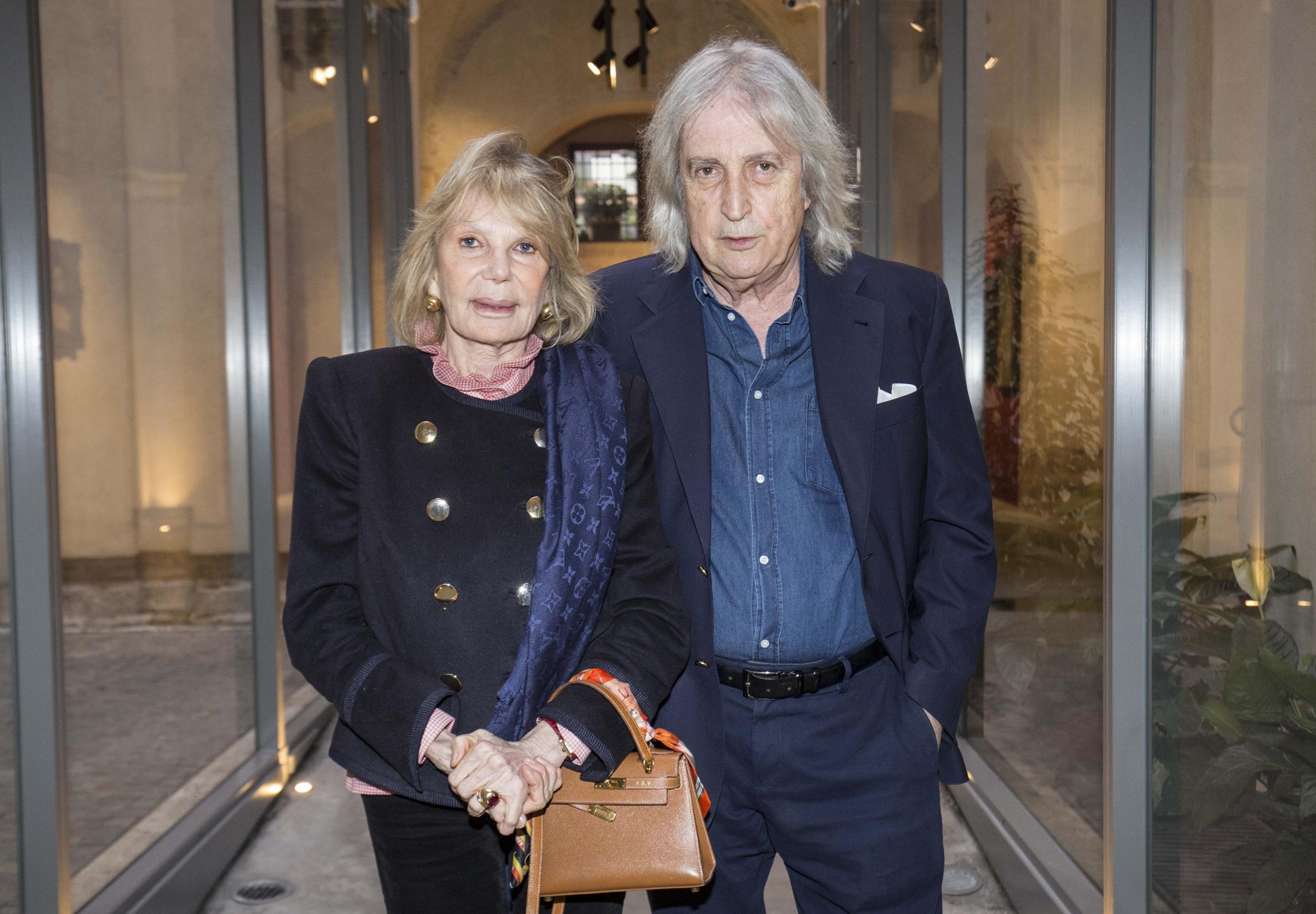 Truffata la moglie di Enrico Vanzina: finto carabiniere si fa dare gioielli Truffata la moglie di Enrico Vanzina: finto carabiniere si fa dare gioielli