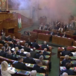 Ungheria, approvata la legge contro Pride: fumogeni e proteste in Parlamento