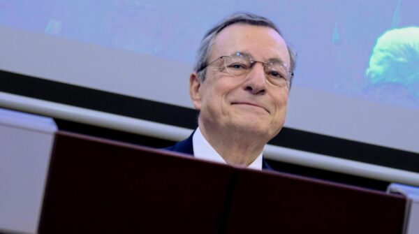 Ue, Draghi: “Oggi è più sola. Sicurezza messa in dubbio dalla svolta del maggior alleato”